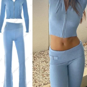 Ljusblå croppad hoodie - Säljer en superfin ljusblå croppad hoodie med dragkedja.och en byxa till.  Den är stickad och har långa ärmar. Perfekt för en chill dag eller när du vill vara både bekväm och snygg. Passar perfekt till höst och vår! 