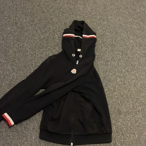 Moncler - Moncler zip bra skick, lite använd (saknar snöre) pris kan diskuteras