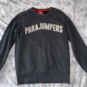 Parajumper Tröja  - Använd Parajumper tröja  Den är i barnstorlek L men passar vanlig S/XS