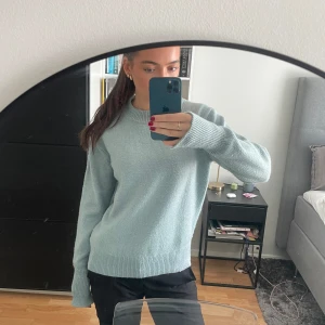 Stickad tröja turkos - Jättefin stickad tröja från HM i en turkos/mintgrön färg, den är lite mer blå i verkligheten än vad bilderna visar. Storlek S.🩵🩵