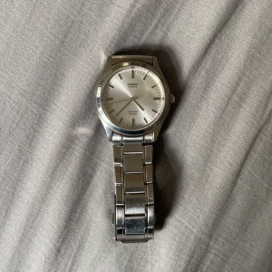 Casio klocka  - Casio Quartz Sapphire WR50M klocka i bra skick skulle säga 8/10 Batteriet behöver bytas men jag har tyvärr inte tid att göra det. Nypris ca 1000kr Skriv vid minsta fråga eller fundering🔥