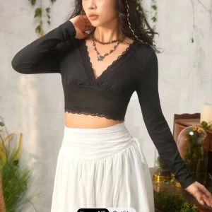 V-ringad långärmad tröja  - Shein, köpte den för 2 år sedan helt oanvänd.💗