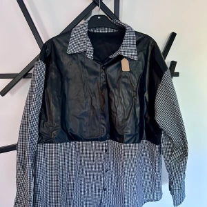 Skjorta XXL - Svart/vit skjorta med inslag av fuskskinn 