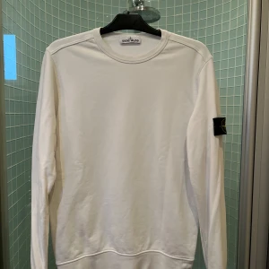 Stone Island tröja  - Säljer en riktigt snygg Stone Island tröja, inte använd mycket, Con 9/10