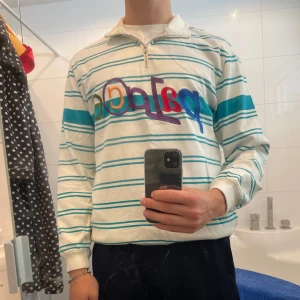 Palace zip tröja - Palace Zip tröja, grym passform och kvalite. Storlek S som passar både S/M beroende på hur man vill att den sitter. Köpt på Rebound för 1200kr. Bara höra av sig för fler bilder eller frågor😎