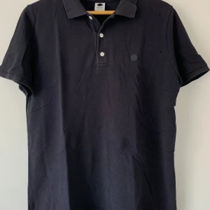 Blå Pike - Säljer den här snygga piken då jag inte använder längre. Har ett litet hål men syns knappast när man använder. Öppen till diskutera pris eller mer bilder.