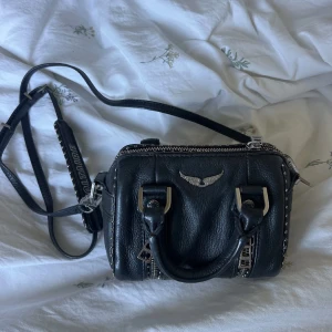 Zadig sunny nano - Säljer min zadig sunny nano väska! Den är i nyskick då jag reklamera den 2023 och fick då en helt ny som knappt är använd (kvittot är från första köpet 2022). Kvitto (se sista bild), ”påse” till väskan och väskband medföljer!💞