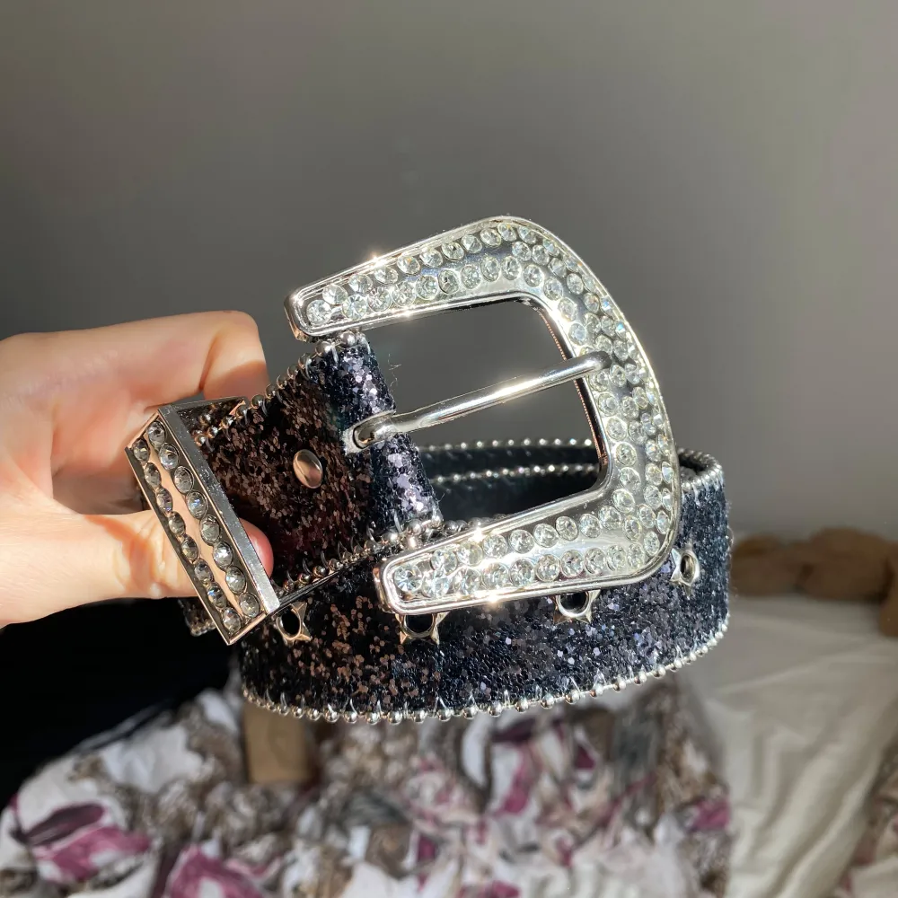 Super snyggt Y2k bälte med glitter och stenar😚✨ glittret flagnar lite men det går inte att göra någonting åt tyvärr, den var så när jag först köpte den🫠. Accessoarer.