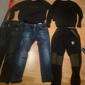 Märkeskläder  - 2 styckna dsquared2 för 300 i storlek S Äkta Gant tröja för 100 kr i storlek S Prada tröja 100kr i storlek Xs EA7 mjukis byxor för 100kr i storlek M men är som en S.  Finns att hämta i haninge! Pris kan diskuteras! Och om man vill ha allt så 500kr 