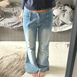 Utsvängda jeans - Midjemått tvärs över: 44 cm Innerbenslängd: 75 cm Saknar knapp (bild 3)