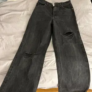 Svarta långmidjade jeans som är utsvängda. Passar inte längre och är i god skick. Storleken är 36.  