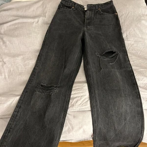 Svarta jeans - Svarta långmidjade jeans som är utsvängda. Passar inte längre och är i god skick. Storleken är 36.  