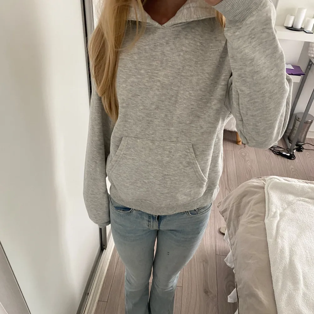 En fin grå hoodie från Gina. Den är i storlek xxs och är tyvärr för liten för mig. Sen har den också en sminkfläck på insidan.. Hoodies.