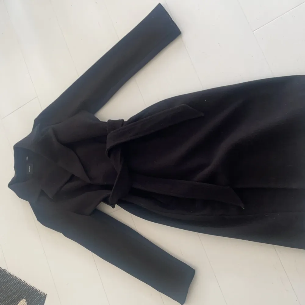 (PRIS KAN DISKUTERAS)Nu säljer jag min kappa från Vero Moda då den inte kommer till användning. Använt max 5 gånger, så är i fint och nyskick. Den är storlek Xs och köpt för 799 kr.. Takit.