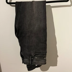Jack and Jones jeans slim - Säljer dessa asfeta Jack and Jones jeansen i storlek 29/32 och de är 9/10 i skick. De är modell slim. 