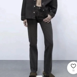 Zara jeans - Jätte fina straight jeans i storlek 34 men som sitter alldeles för stor för min smak. Så tänker sänka dom om nån är intresserad. Skick typ 7/10. Kan passa 32 (löst passform), och skulle passat 36 för de är stora i storlek. 34 sitter perf om du har 34