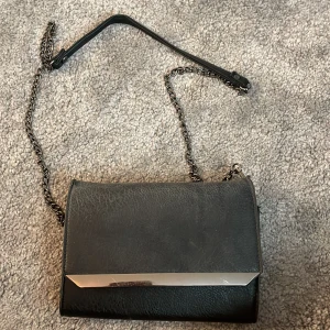 Ännu en axelväska med kedja  - Bra skick, tre fack, utrymbar 