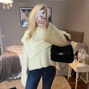 Zara stickad tröja - Säljer denna super snygga zara tröja med en super cool extra detalj! I super fint skick, ( lånade bilder )!!💘💘