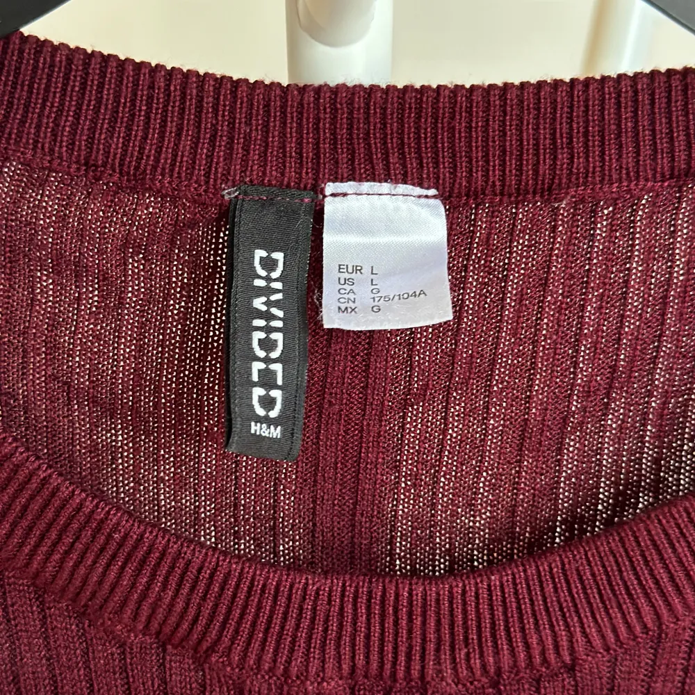 Säljer en snygg randig tröja från H&M Divided i vinrött, svart och vitt. Tröjan är ribbad och har långa ärmar, perfekt för en stilren look. Passar bra till både jeans och kjol.. Neuletakit & Villapaidat.