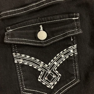 Bootcut jeans med coola fickor  - Säljer dessa Jensen som ej passar mig, det är mid waist innerbenslängd: 80cm midja:34 (rakt över) midjan är även stretchig 