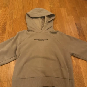 Beige hoodie från Gina - Säljer en beige hoodie från Gina Tricot! Den är storlek XS men passar S eftersom den är lite oversized 💕