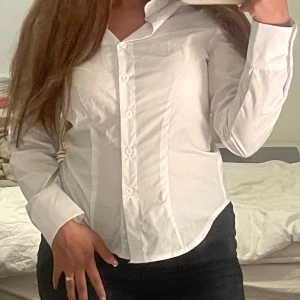 Vit Skjorta - Säljer denna skjorta då den aldrig kommit till användning. Inga skador eller defekter. Hör gärna av er för mer bilder eller frågor💕