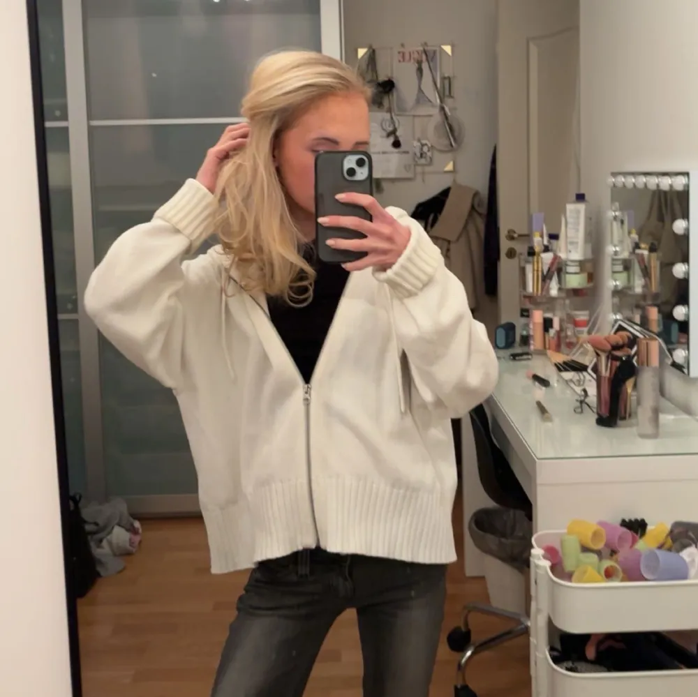 Vit stickad zip hoodie från bikbok, helt slutsåld! Som ny! . Neuletakit & Villapaidat.