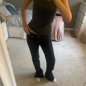 Svarta jeans  - Snygga svarta jeans från 157 i storlek XS men kan även passa jag som har storlek S/36. Dem är helt ny köpta men säljs eftersom dem är för långa för mig. Ny pris är 400!!