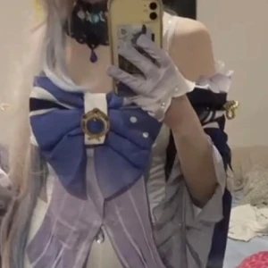 Kokomi cosplay - Kokomi cosplay jag har haft den på flertal convent den i helt okej kvalitet en av hanskarna har lim på sig men annars är det bra. Byxorna ingår inte. Jag säljer ingen peruk med den. Jag köpte den på amazon. Jag säljer denna på vinted också.Om du har några frågor va inte rädd att skriva :). TRYCK INTE PÅ KÖP NU ‼️