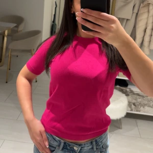 Rosa kortärmad stickad t-shirt - Säljer en snygg rosa fin stickad t-shirt. Perfekt för en färgglad look. Passar bra till jeans eller kjol. Använd endast ett fåtal gånger. 