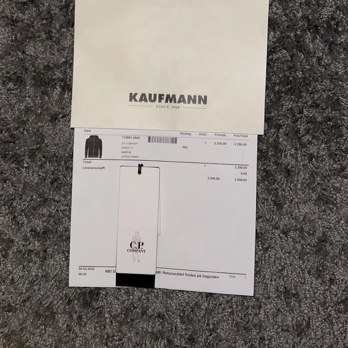 Svart jacka med huva från C.P. Company - 92