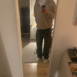 Beige hoodie med dragkedja från weekday  - Säljer en beige hoodie med dragkedja och huva. Den har långa ärmar och ribbade muddar vid ärmslut och nederkant. Perfekt för en avslappnad stil. Knappt använd. Jag är 180 för referens