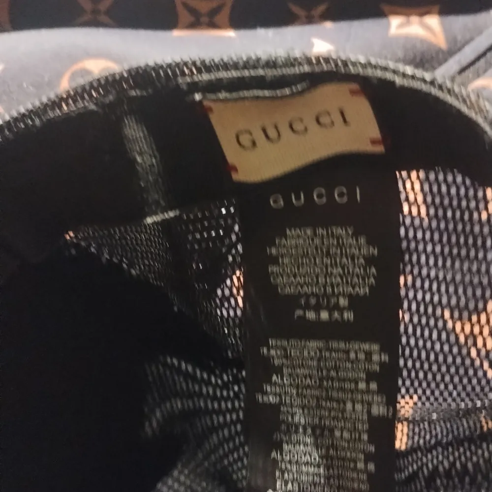 Snygg keps från Gucci med ett unikt Kalle Anka-motiv. Kepsen har en beige bas med svarta detaljer och ett broderat Gucci-emblem framtill. Perfekt för att ge din outfit en cool touch.. Asusteet.