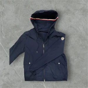 Moncler windbreaker  - Moncler windbreaker | storlek 1 som motsvarar S skick 9/10 Pris 2199kr snabb affär = bättre pris 🙌🏽