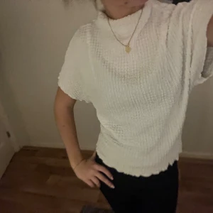 Vit blus - Säljer en super fin blus från zara. Tröjan har en avslappnad passform och en hög krage. 