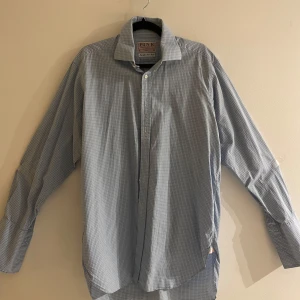 Blå skjorta från Pink - Snygg blå rutig skjorta från Pink med klassisk krage och knappar framtill. . Tillverkad i ett mjukt och bekvämt material.😇