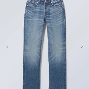 Blå jeans från weekday  - Säljer ett par klassiska blå weekday jeans med en straight passform. De har en knappgylf och femficksdesign. Perfekta för en avslappnad stil.