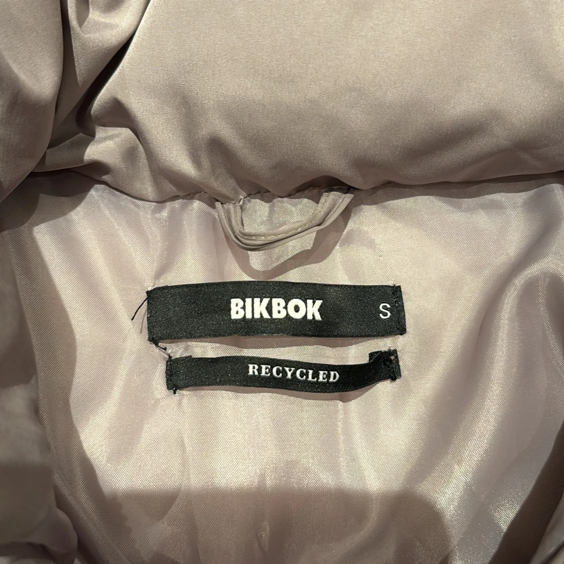 Gråbeige pufferjacka från BikBok - 90