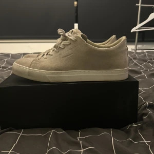 Beige sneakers från Björn Borg - Snygga beige sneakers från Björn Borg med snörning och en stilren design och är perfekta för en avslappnad stil. De är tillverkade i mocka och kommer i originalförpackning. Jag har bytt ut sulorna mot ett par bättre men kan fixa tillbaka original sulan ifall köper en vill det. Pris kan diskuteras vid snabb affär