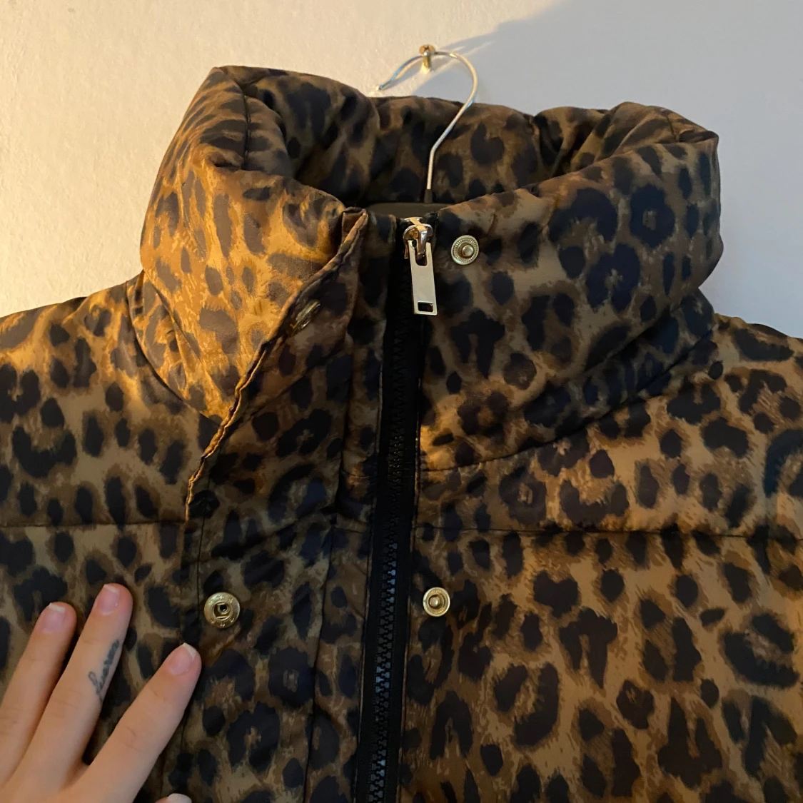 Leopardmönstrad pufferjacka från Weekday - 90