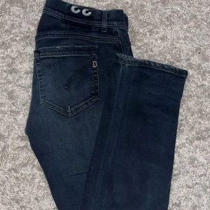 Dondup George  - Dondup George, stl 33 fint skick! Grabben är 183 och väger 75 kg. Hör av vid frågor.