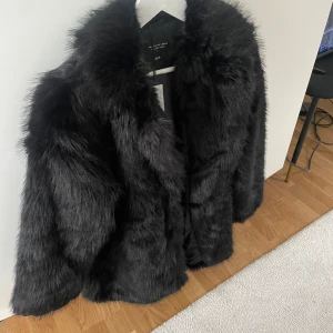 Svart pälsjacka - Pälsjacka från lager 157, aldrig använd.