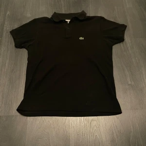 Lacoste piké svart - Använd lacoste piké, 16Y storlek, så för 16åringar. Dock i ett mycket bra skick, bud godtas, samma dag frakt 🚚♻️📦