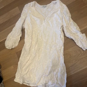 Vit klänning från Kappahl - Storlek L. Bra kvalité och bara använd två gånger. Skynklig då jag inte har något strykjärn hemma!