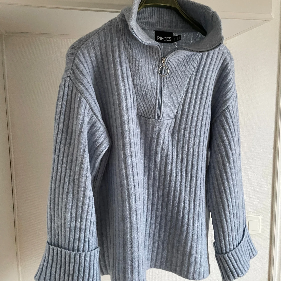 Ljusblå ribbad tröja från Pieces - 91