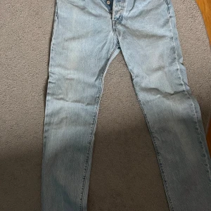 Levis 501 ljusblå jeans - Klassiska Levis 501 jeans i en ljusblå tvätt, fint skick. Storlek 30/34
