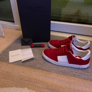 Valentino flycrew  - Jätte snygga Valentino flycrews skor, KVITTO FINNS! | i storlek 41 men sitter större så passar även 42 | alla nitar kvar förutom en. Box (Skadad) nypris 7000kr vid köp medföljer Valentino kort, kvitto, extra skosnören & box