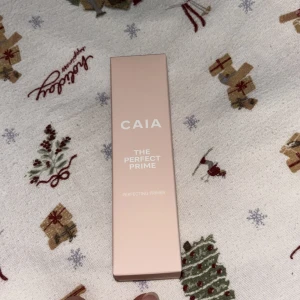 CAIA The Perfect Prime - Säljer en CAIA The Perfect Prime, en primer i en stilren rosa förpackning. Perfekt för att skapa en jämn bas för smink. Ej öppnad!