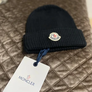 Moncler Mössa - En helt ny och fräsch Moncler mössa som passar perfekt för den kommande vintern eller en perfekt julklapp!!!! Nfc finns, Scan finns och tags som medföljer!!  Kan mötas upp och frakta 