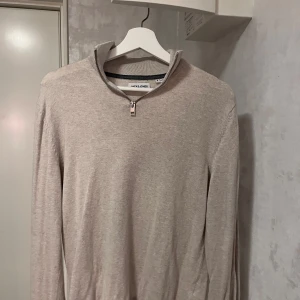 biege Half zip - Biege half zip från Jack and Jones i storlek S i nyskick. Hör av er vid funderingar.